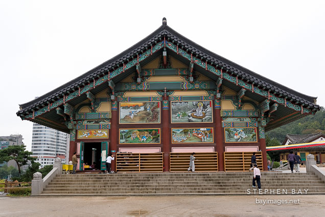 Bupwangroo was built in 1997 as an additional space for praying.
