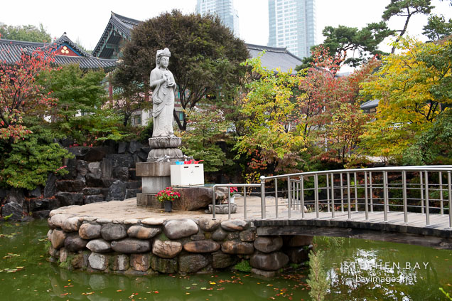 The Haesoogwaneumsang statue at Bongeunsa temple in Seoul represents the Bodhisattva of compassion, or Gwaneum.