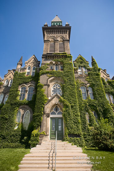 University of Toronto building at 1 Spadina Crescent.