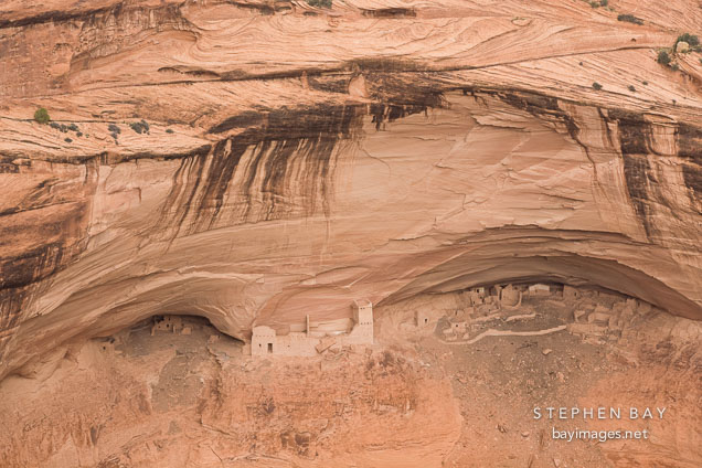 Mummy cave ruin is contains over 80 rooms and 3 kivas. Canyon de Chelly NM, Arizona.