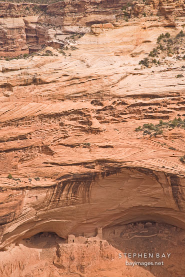 Mummy Cave Ruin is large Ancestral Puebloan dwelling. Canyon de Chelly NM, Arizona.