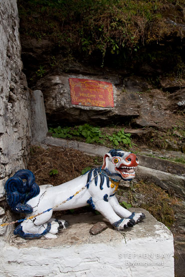 Snow lion statue at Chagri monastery.