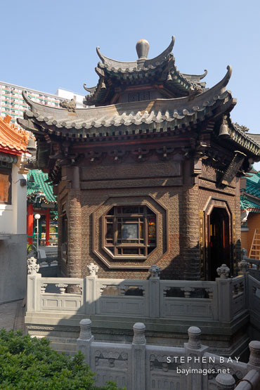 Bronze pavilion serving as the resting place of Wong Tai Sin.