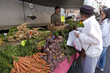 Selling produce at the Farmer's market. Santa Monica, California. - Photo #3313