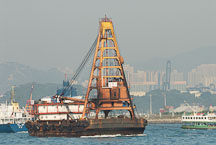 Barge in Victoria Harbor. Hong Kong, China. - Photo #15621