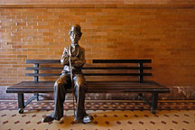 Statue of Charlie Chaplin. Bradbury building, Los Angeles, California, USA. - Photo #6523