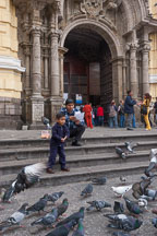 Boy feeding pigeons. Lima centro, Peru. - Photo #8827