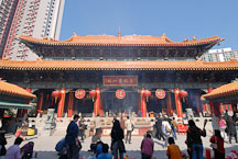People gathered at the Wong Tai Sin Temple. New Kowloon, Hong Kong, China. - Photo #15669