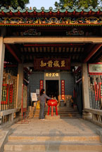 Woman placing incense. Hau Wong Temple. New Kowloon, Hong Kong, China. - Photo #15580