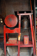 Bell and drum at the Tin Hau Temple. Hong Kong - Photo #15388
