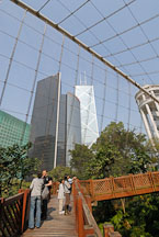 Tourists on the walkway of the Edward Youde Aviary. Hong Kong, China. - Photo #16488